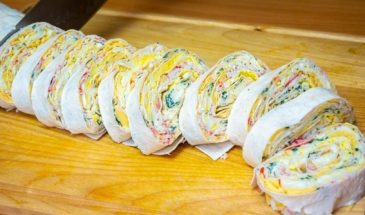 Вкуснятина за 20 минут. Рулет из лаваша с крабовыми палочками, сыром и яйцом: шикарное блюдо