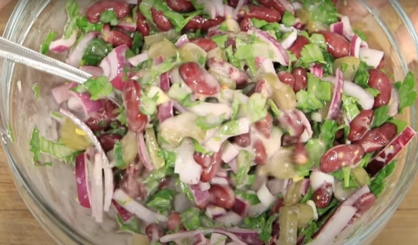 Как приготовить вкусный современный салат за 5 минут. Весь секрет в правильной заправке: делюсь рецептом