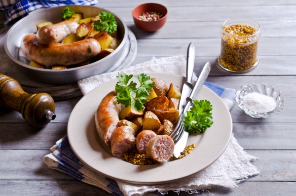 Понадобится всего 30 минут: рецепты вкусных куриных колбасок на сковороде или в духовке