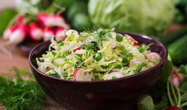Всего из 2 ингредиентов: как приготовить самый вкусный салат из молодой капусты