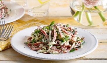 Сытный и вкусный: рецепт салата с колбасой и огурцами