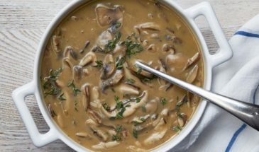 К картофелю или гречке: густая подлива из грибов на домашней сметане