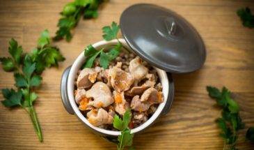 Бюджетное блюдо с невероятным вкусом: как правильно тушить куриные желудочки