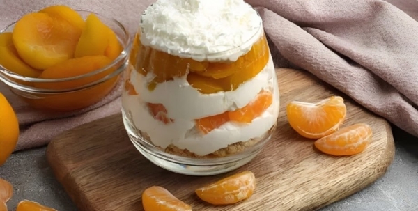 На новогодний стол: рецепт сливочного десерта с мандаринами и сухофруктами