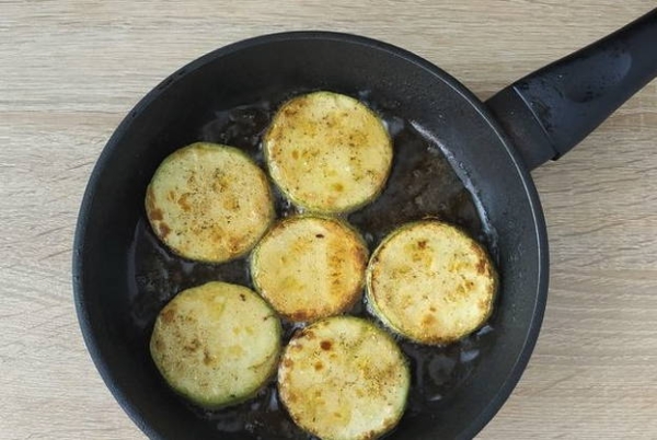 Кабачки с майонезом и чесноком на сковороде