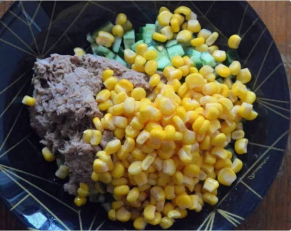 Салат с кукурузой консервированной
