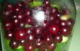 Рецепт: Огурцы в сладко- остром маринаде — С вишней!