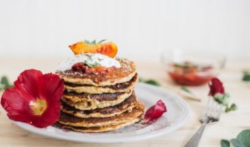 Вместо мясных пирожков: постные лепешки из цветной капусты с чеддером