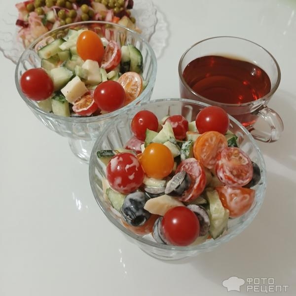 Рецепт: Порционный салат «Весенняя миниатюра» — Яркий весенний салатик с помидорами черри и маслинами в порционных салатниках.