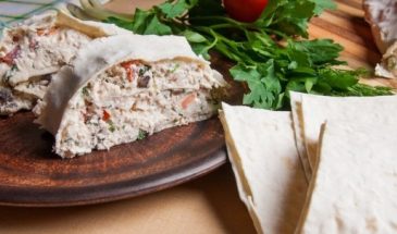 Вкусная закуска из простых продуктов: рулет из лаваша с курицей и сыром