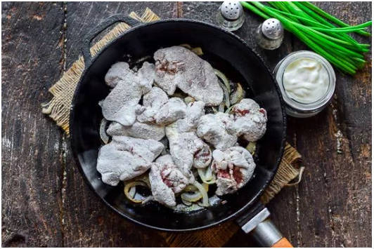 Жареная куриная печень с луком на сковороде