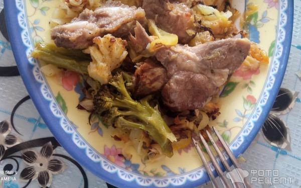 Рецепт: Ребрышки свиные запеченные с капустой - три вида капусты и кабачок