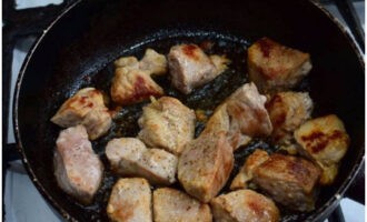 Жареная свинина с луком на сковороде