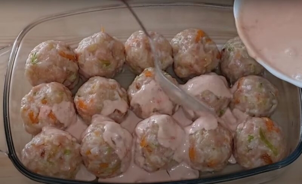 Ленивые голубцы в сметанно-томатном соусе. Бюджетный ужин для всей семьи: простой и вкусный рецепт