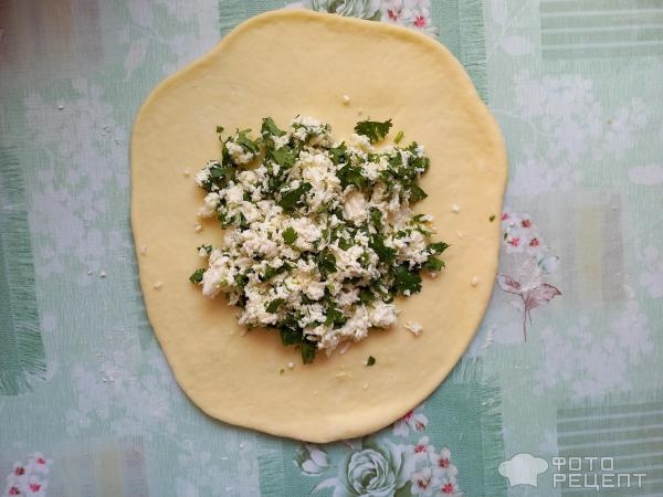 Рецепт: Хачапури по-мегрельски - с брынзой, сулугуни и кинзой