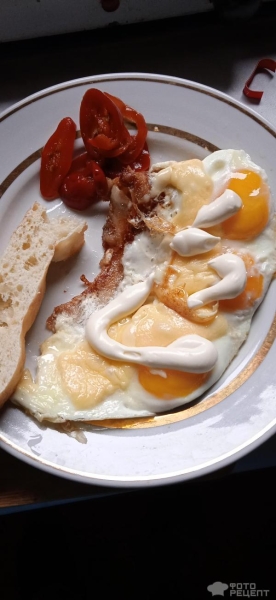 Рецепт: Яичница с беконом и сыром на сковороде - Быстрый и вкусный завтрак