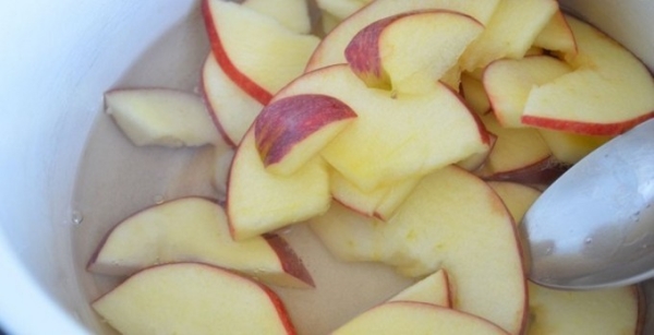 Яблоки в слоеном тесте в духовке