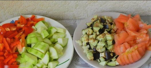 Овощное рагу с кабачками, баклажанами, перцем и помидорами