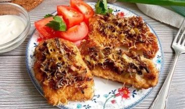 Куриные отбивные под грибной шубой: сытно и сочно
