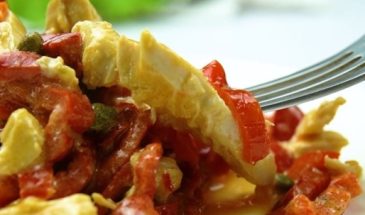 Пикантное блюдо по простому рецепту: как приготовить кисло-сладкий салат с курицей и перцем