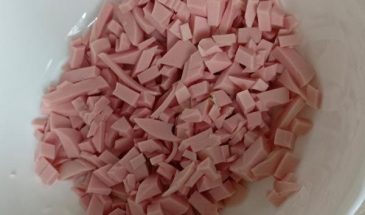 Рецепт: Классическая окрошка на квасе — с зеленью и редиской.