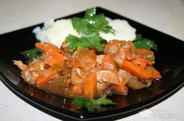 Рецепт: Азу по-татарски — Курица с солеными огурцами в томатном соусе