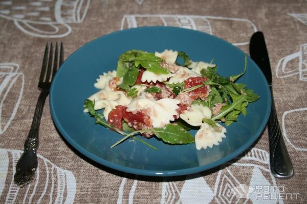 Рецепт: Овощной салат с тунцом — с пастой «фарфалле»