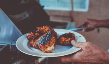 Это кардинально изменит вкус блюда: для чего добавлять чай в маринад для курицы