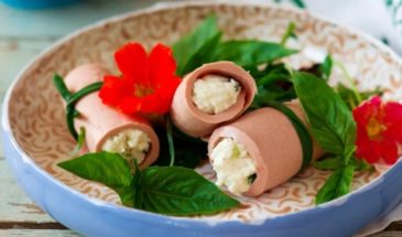 Просто и изысканно: приготовьте королевскую закуску из обычной вареной колбасы