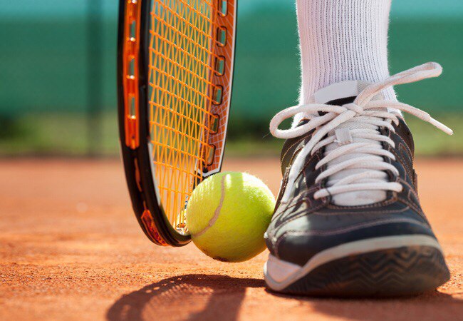 Ассортимент экипировки для большого тенниса: ракетки, теннисные наборы, кроссовки