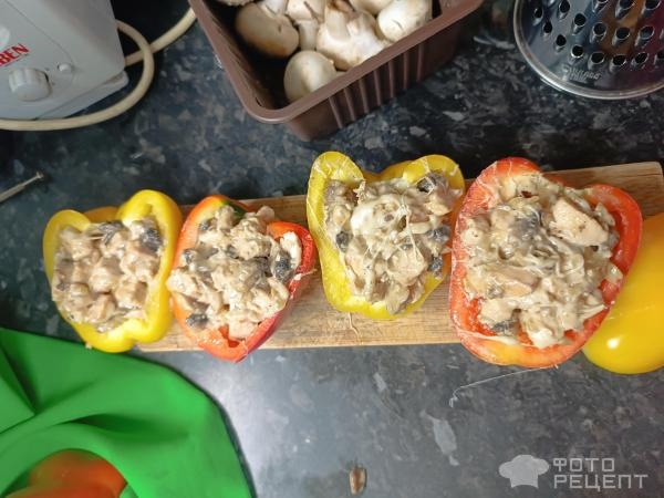 Рецепт: Фаршированные перцы куриной грудкой - В духовке, под беконом