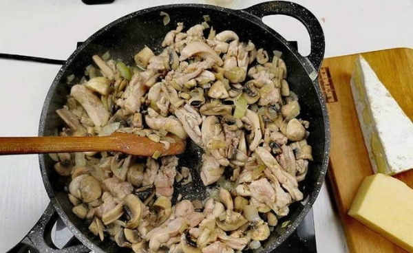 Жульен с курицей и грибами в духовке классический