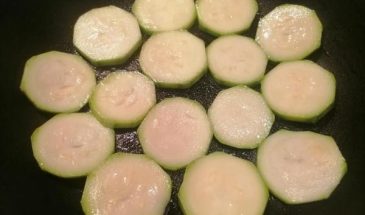 Рецепт: Теплый салат из кабачков со свежими томатами и сыром — весеннее удовольствие