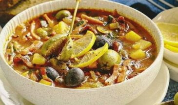 Солянка с колбасой, солеными огурцами и картошкой классическая