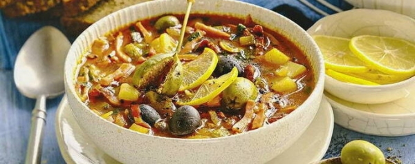 Солянка с колбасой, солеными огурцами и картошкой классическая