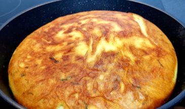 Просто перемешайте кефир с картошкой: рецепт, который удивил всю родню. Лепешка на сковороде.