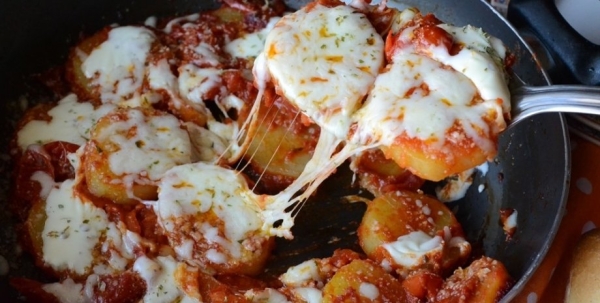 Почти как пицца: рецепт запеченного на сковороде картофеля с помидорами