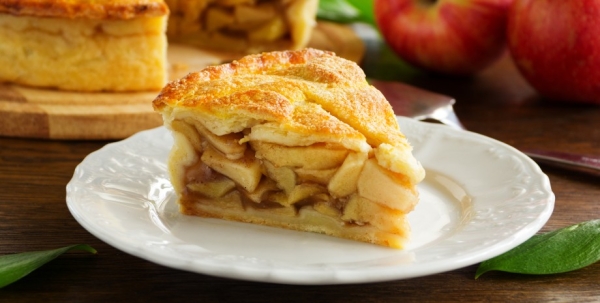 Подойдет для завтрака и пикника: рецепт очень простого яблочного пирога