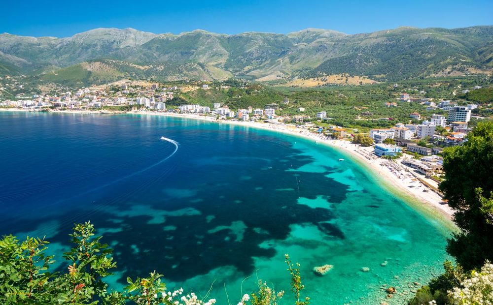 Названы шесть доступных европейских пляжных направлений для посещения этим летом