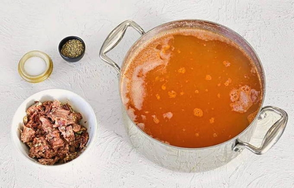 Классический рассольник с перловкой и огурцами