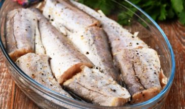 Выкладываю рыбу на луковую подушку и засыпаю морковью. Вкусное и сочное блюдо на ужин