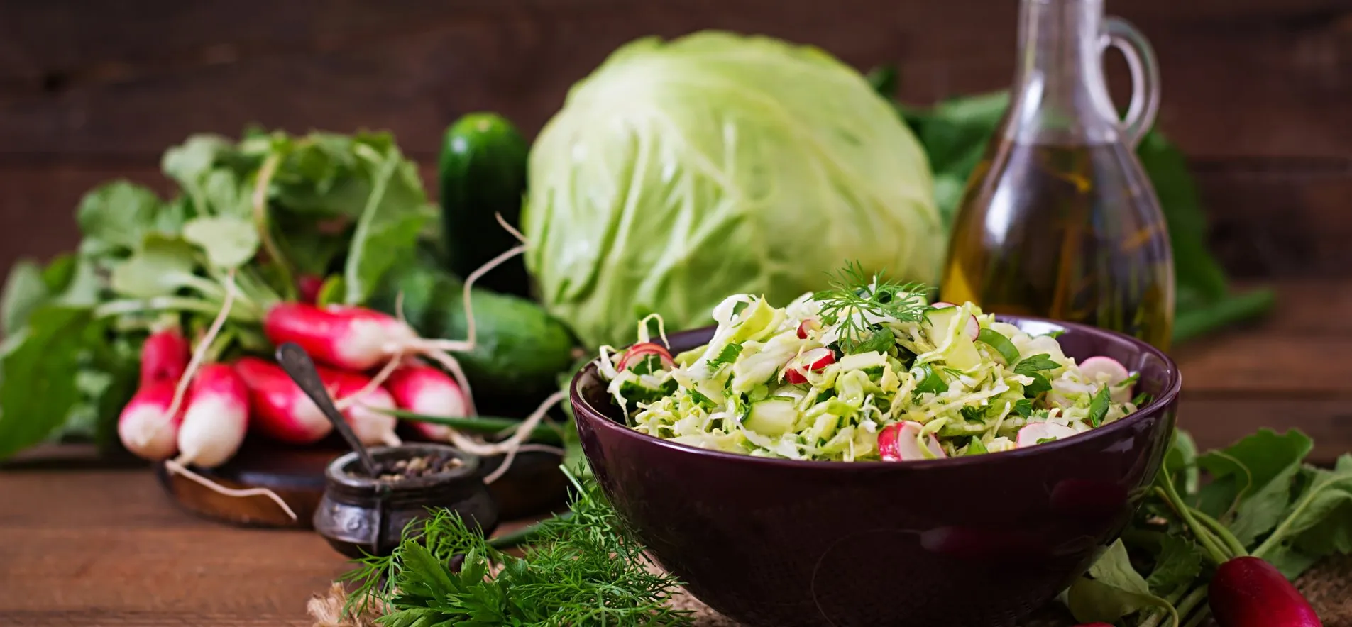 Ароматный и очень сочный: готовим салат "Весенний" из молодой капусты и редиса