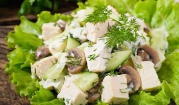 Роскошный салат ко Дню матери: готовим с куриным филе и грибами