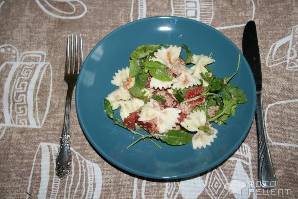 Рецепт: Овощной салат с тунцом - с пастой "фарфалле"