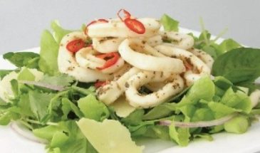 Салат с кальмарами