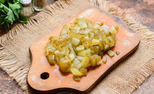 Салат с куриным филе и яйцом