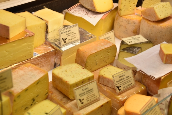 Есть ключевые признаки: как отличить натуральный сыр от подделки