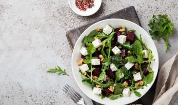 Легкий салат к мясным блюдам: как совместить рукколу и свеклу в одной изысканной закуске