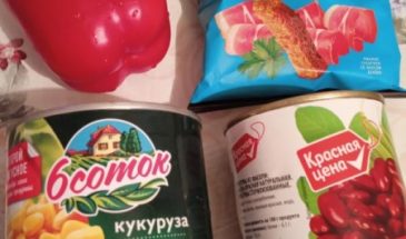 Рецепт: Салат «Неделя до стипендии» — Салат- пятиминутка из фасоли, кукурузы и сухариков