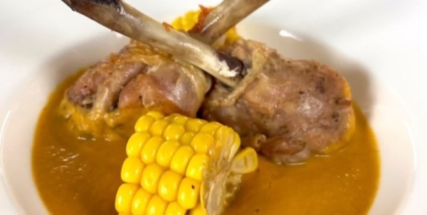 Вкусно, как в ресторане: рецепт куриных голеней с молодой кукурузой (видео)